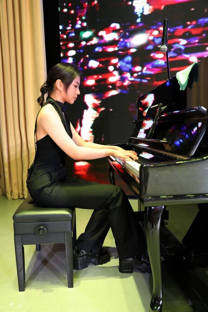 A pianist accompanying the show from the side of the stage