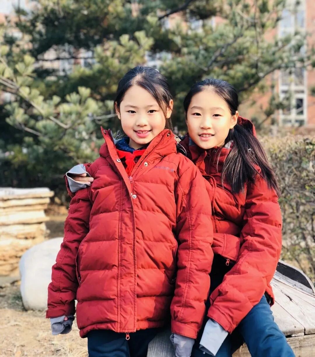 The two sisters as primary school pupils in the school grounds
