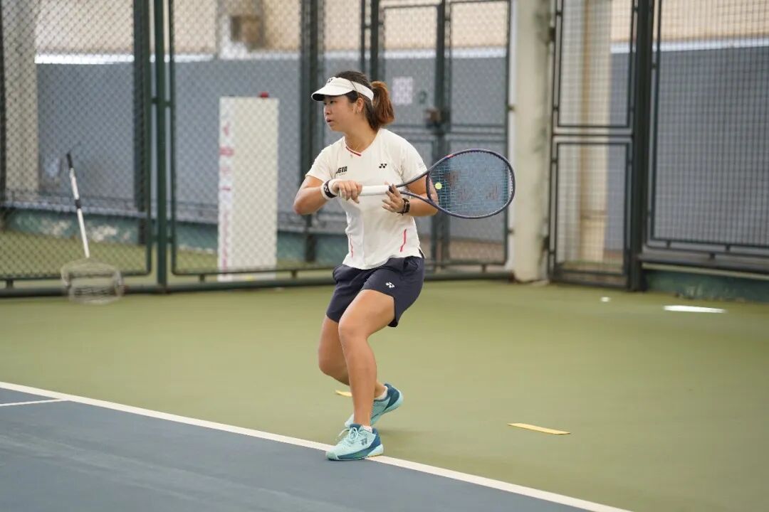 Shi Han hitting a forehand during training
